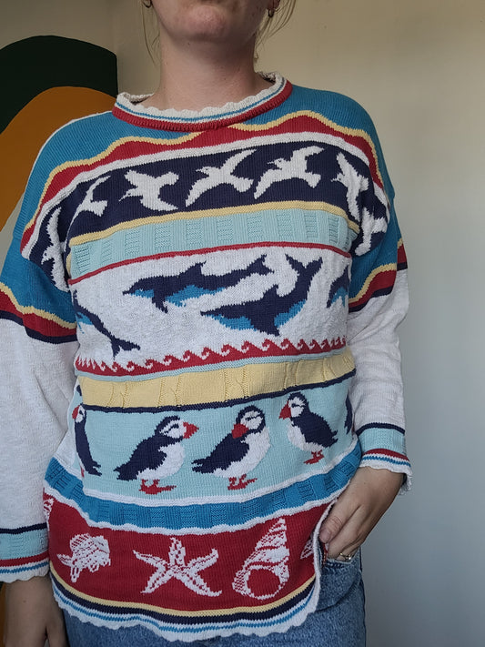 Coastal Chorus 🐬 - vintage trui met afbeeldingen van o.a. dolfijnen, papegaaiduikers en schelpen