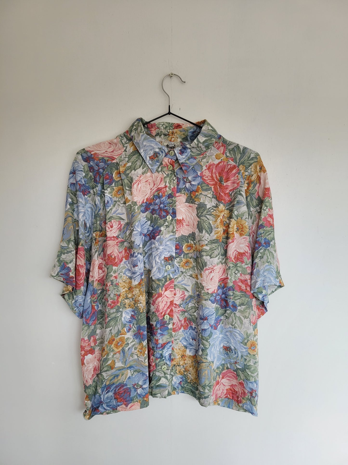 Like a Painting - vintage blouse met opvallend, maar zacht, bloemenpatroon - maat L
