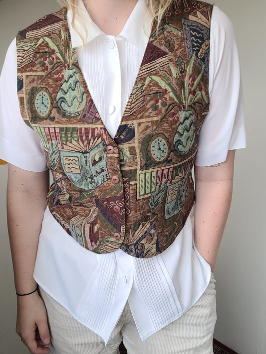 The Collector's Vest - vintage tapestry gilet met o.a. boeken, klokken en vazen - maat M/L