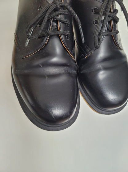 Ink & Soles - lage Dr. Martens in lakzwarte kleur - maat 39